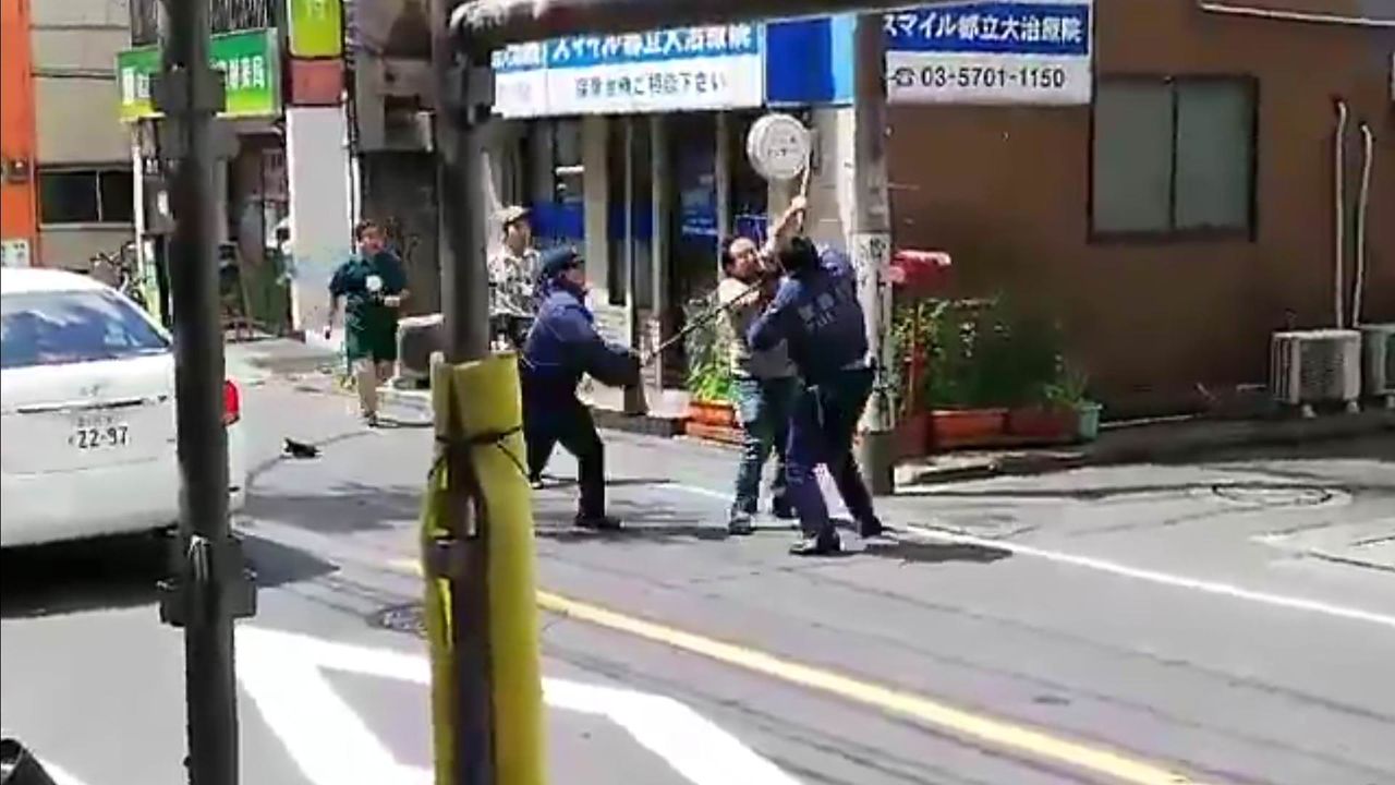 危険 刃物男逮捕一般人も加わる 刃物男も悪いが 一般人の殴りも危険 捕り物 打て 打て 警察官とクロネコヤマト従業員が刃物男を捕獲 東京 目黒 動画あり 9 未来への健康扉