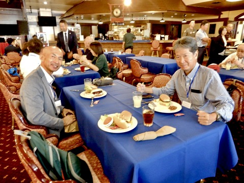 3.ホットドッグとハンバーガーのランチ
