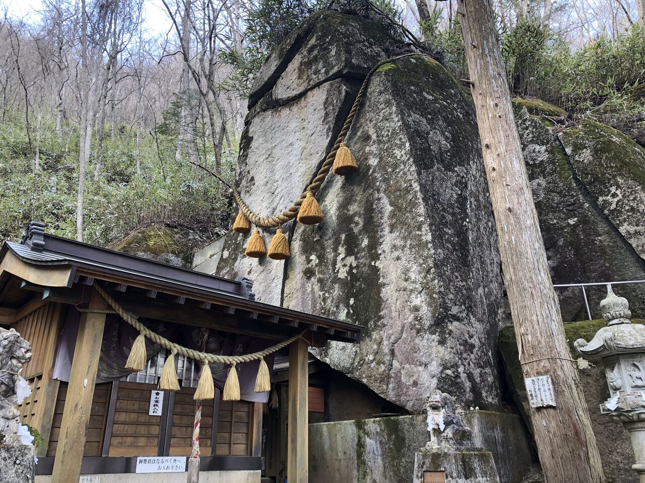 山梨県の孤高のパワースポット 石割神社 で 天岩戸を拝む ニッポン異観スポット100