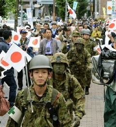 陸自が、市街地で行軍訓練…。 : 日本の蒼空が大好き!!