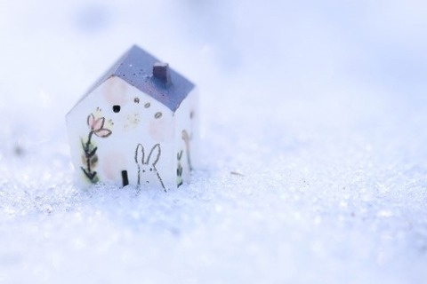 雪の中の家模型