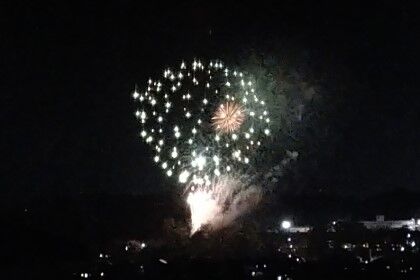 ベランダで花火鑑賞 高原の小さな家で快適別荘ライフ