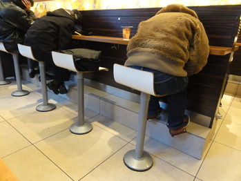 マック難民排除開始か マクドナルド 不採算店143店を閉店再配置 24時間営業の300店で営業時間短縮 ピザ速 食の最新情報