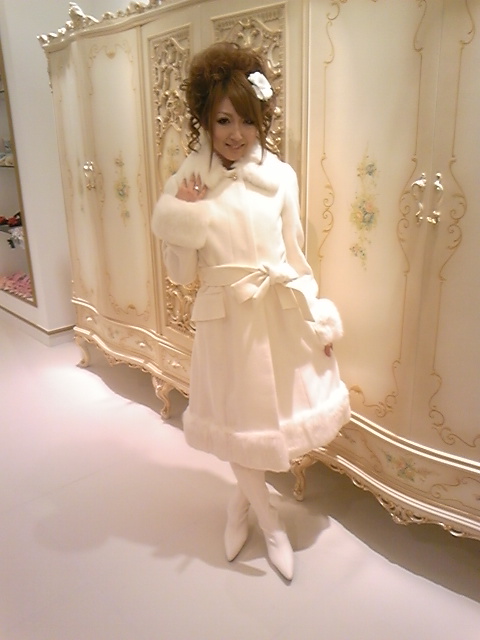 50％OFF♪裾ファー腰紐バルドーコート♪ホワイト : ジーザス  