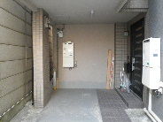 A玄関前①