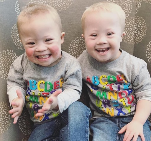 ダウン症の双子の赤ちゃんがsnsで世界中を勇気づける 日本ダウン症協会富山支部 つなｇｏ