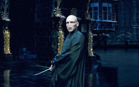 harry-potter-ralph-fiennes-voldemort-1660141-2487x1500