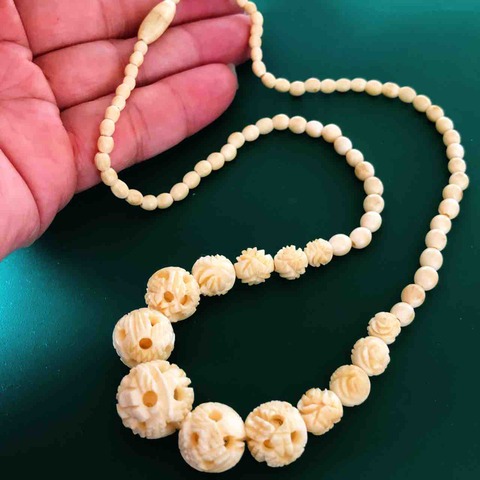 象牙調 ネックレス9本 297g 象牙色の樹脂に金彩・銀彩、楕円形の穴あき
