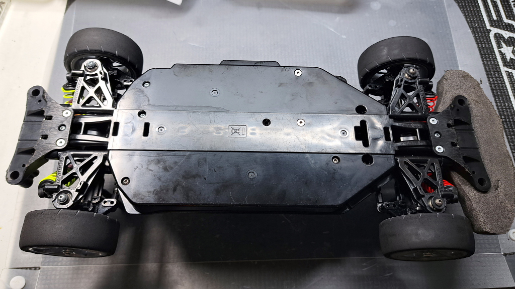 TT02 シャーシ ラジドリ 改造ベースに オーバーホール済み シャーシをカットせず TT-02の239Mシャーシを実現！ 走りとM