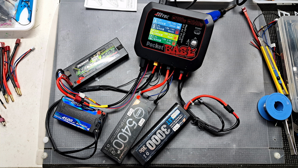 HITECの新製品「マルチチャージャー X4 ACプラス ポケットベース