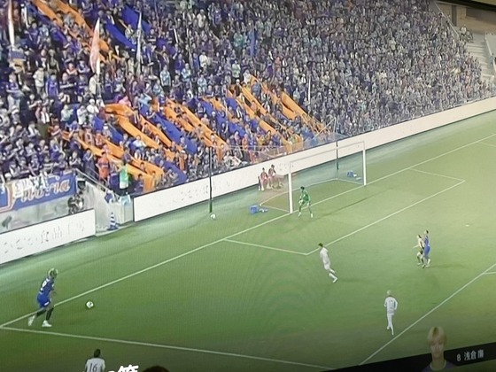【悲報動画】サッカーＪリーグの主審、ゴール前でレジェンドクラスの守備を披露してしまうwwwwww : なんJですの