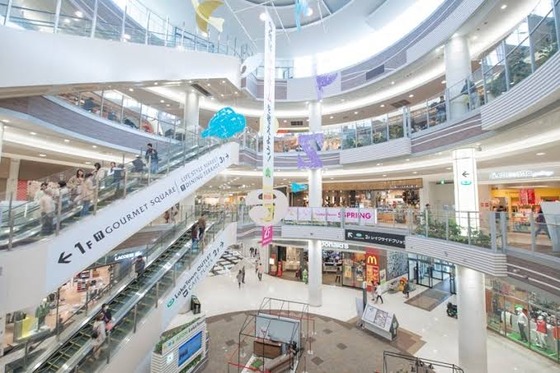 ABC MART「あっ、来たきた」GU「こっちこっち！」UNIQLO「なんだよ～新規オープンって聞いてたのに結局いつメンかよー」 : なんJですの