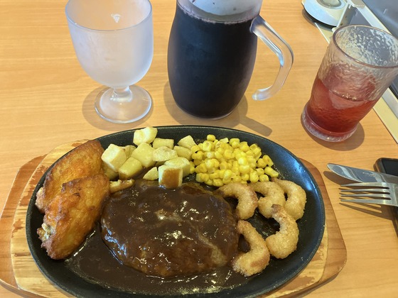 サイゼリヤの1000べろセット、死角が無い。（ミックスグリル650円）+（ワインデカンタ500円） : なんJですの