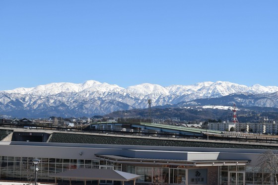 突然ですが、最近毎日見える立山連峰のノーマルビジュアルをご覧下さい。 : なんJですの