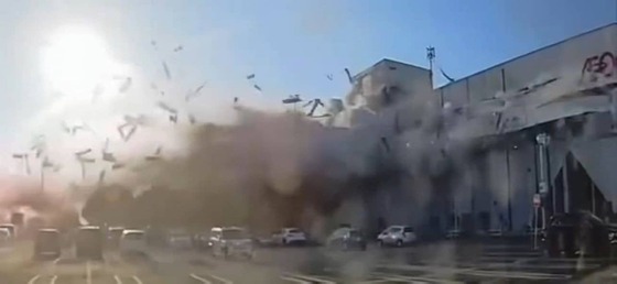 【動画】イオンモール熊本大爆発の別角度の動画が出てた : なんJですの