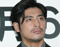 8864657897yhui