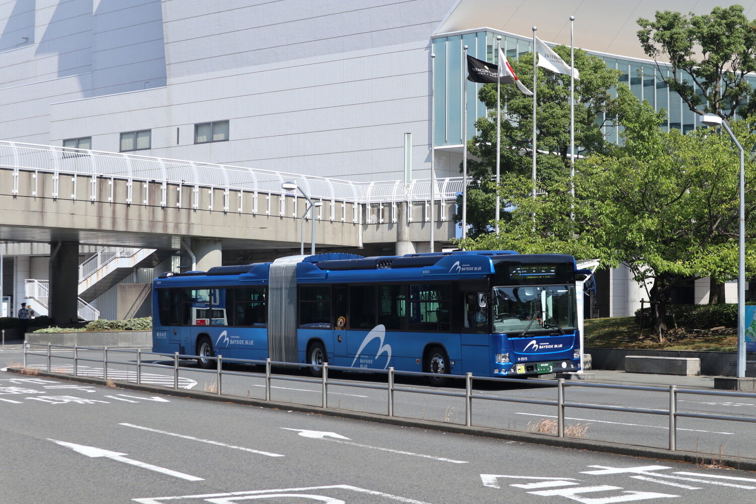初の国産連節バス 横浜ベイサイドブルーに乗ってきた 休日自衛隊ライブドア基地 Jhsdf Livedoor Base 初の国産連節バス 横浜ベイサイドブルーに乗ってきた 休日自衛隊ライブドア基地 Jhsdf Livedoor Base