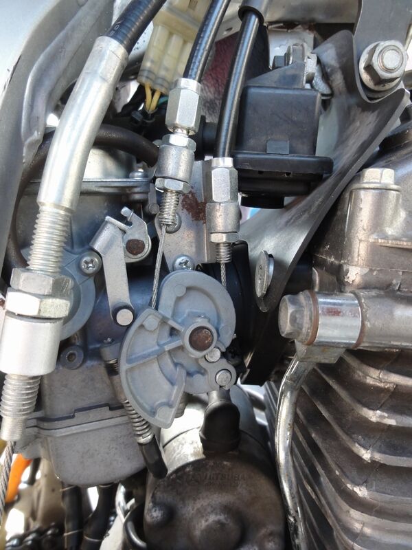 できるかな?(XR250 Motard キャブレター取り外し編) : あっ!ごはんは