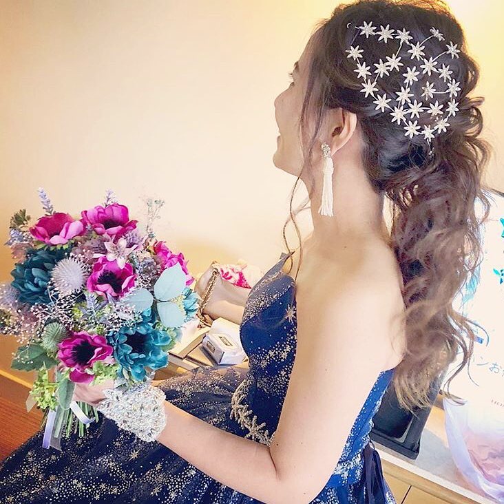 大人気のキラキラ宇宙ドレス ドレスと合わせて星がテーマの結婚式にしてみては 結婚式情報大学 大人気のキラキラ宇宙ドレス ドレスと合わせて星がテーマの結婚式にしてみては 結婚式情報大学