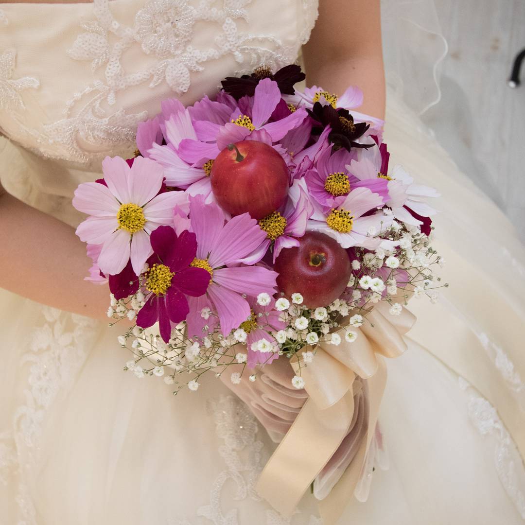結婚式に白雪姫ドレスを着るなら ウェディングブーケはりんごにしてみては 結婚式情報大学 結婚式に白雪姫ドレスを着るなら ウェディングブーケはりんごにしてみては 結婚式情報大学