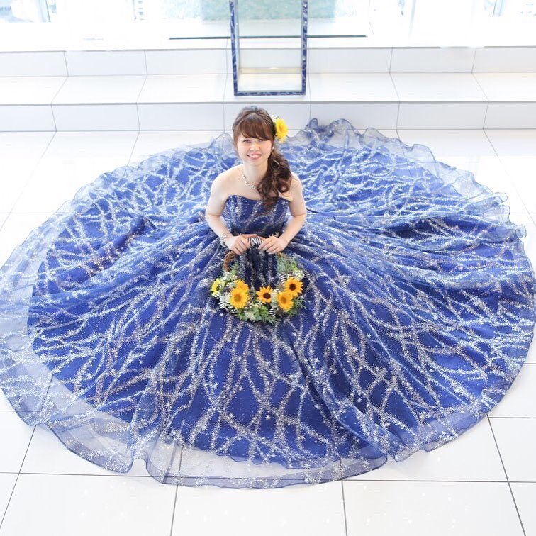大人気のキラキラ宇宙ドレス ドレスと合わせて星がテーマの結婚式にしてみては 結婚式情報大学