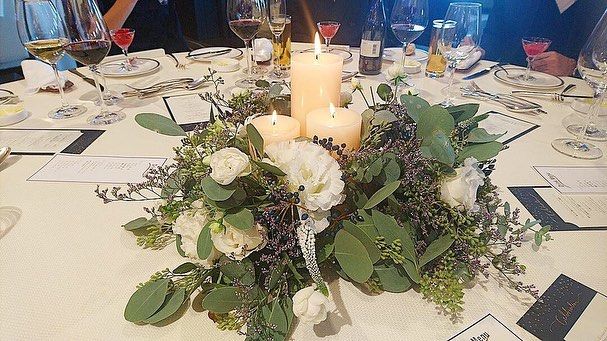 結婚式の会場装花を考えよう ウェディングドレスやウェディングブーケが決まったら チャペルや披露宴会場の装花を決めましょう ２ 結婚式情報大学