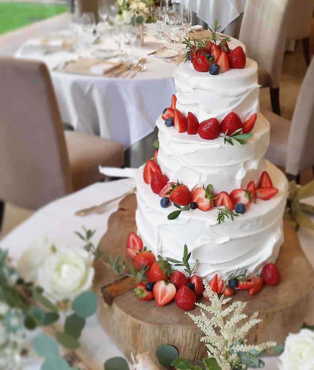 18 09最新ウェディングケーキ一覧 インスタで人気の素敵なウェディングケーキご紹介 結婚式情報大学