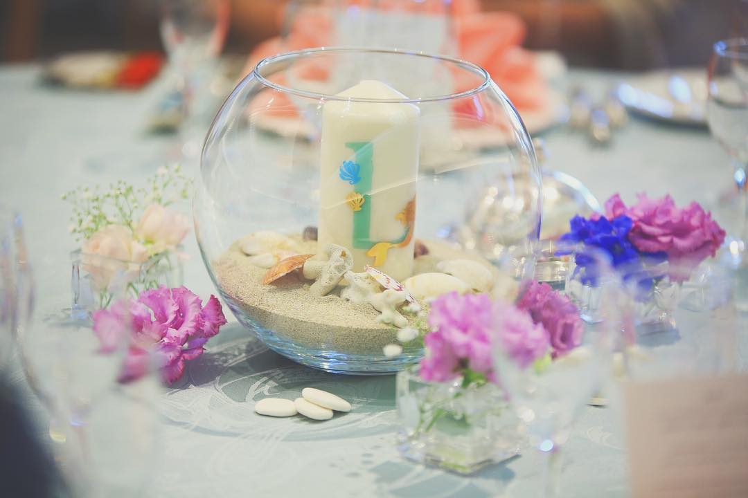 結婚式の会場装花を考えよう ウェディングドレスやウェディングブーケが決まったら チャペルや披露宴会場の装花を決めましょう ２ 結婚式情報大学