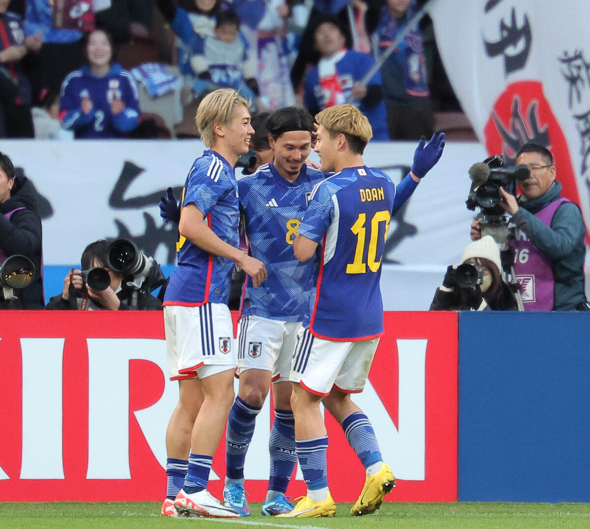 【サッカー】南野拓実と堂安律が決める日本代表、もう最高かよw