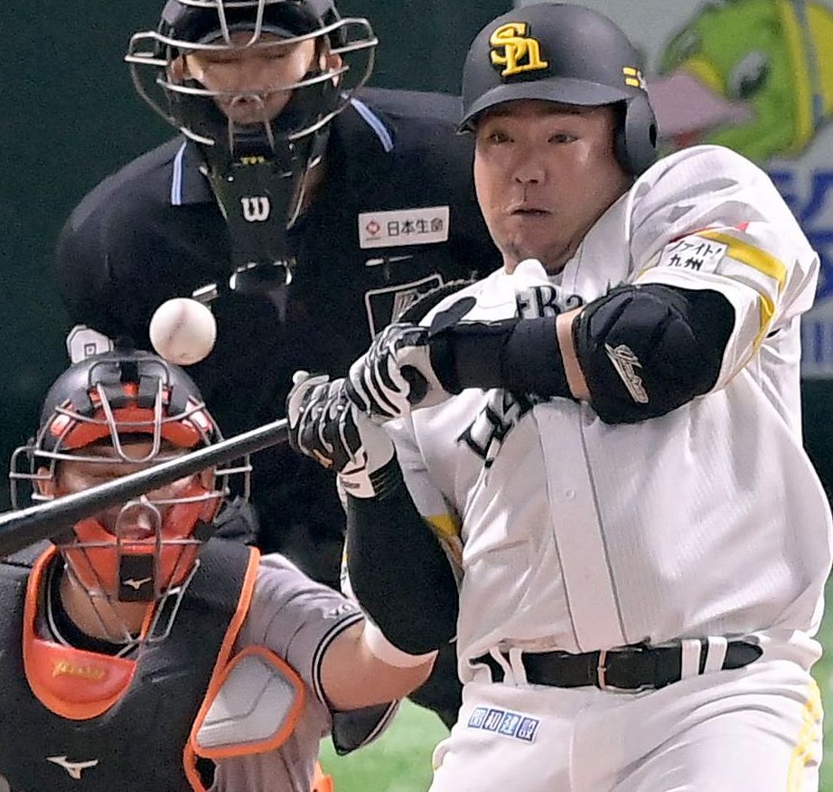 【ソフトバンク】山川穂高、左手死球で悶絶 ! 痛そう・・・
