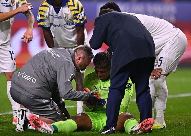 【サッカー】日本代表GK鈴木彩艶、W杯前に骨折とかマジでついてなさすぎだろ…