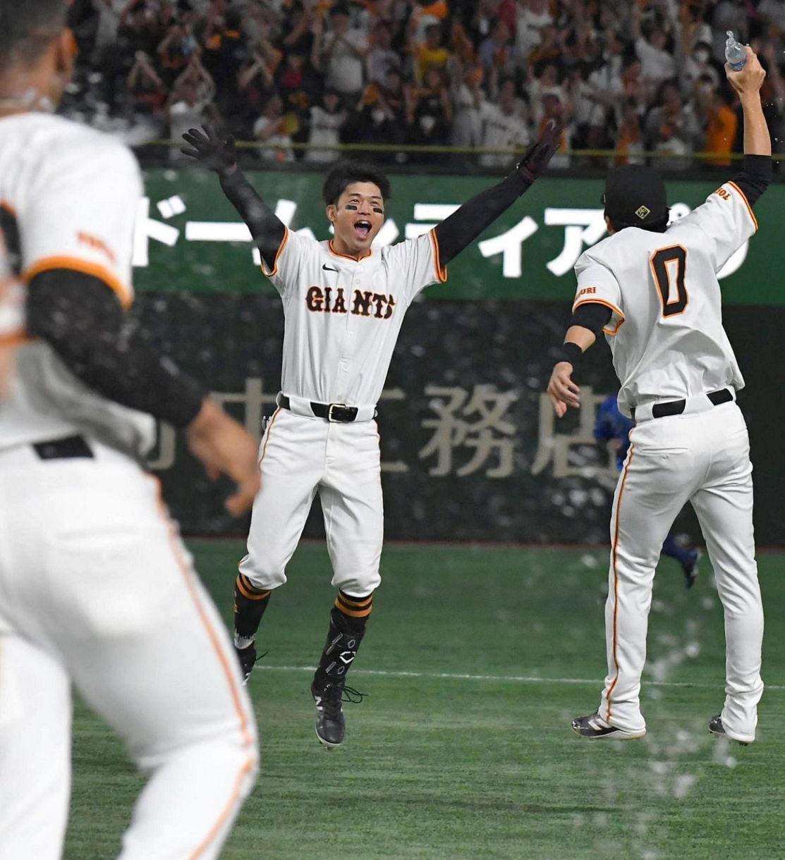 【野球】巨人サヨナラ勝ち！若林が全部持ってったｗ