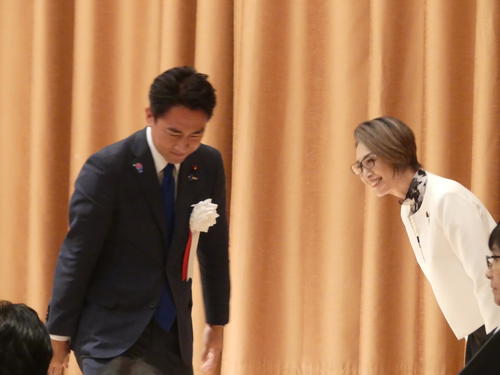 【自民党総裁選】三原じゅん子、進次郎に「全身全霊」とかいう謎の忠誠w