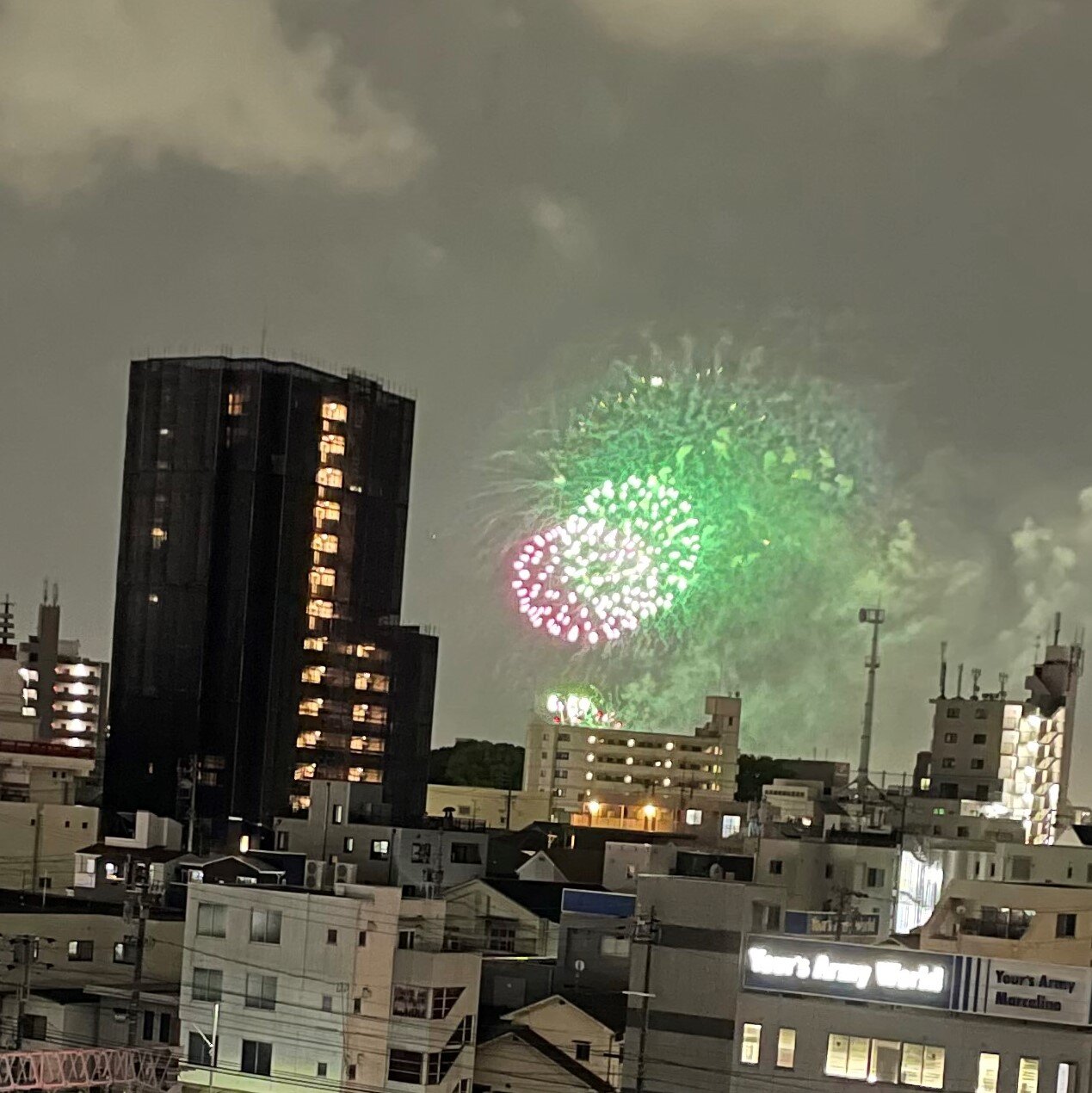 百万石まつりの垂れ幕と熱田まつりの花火 我が人生は 音楽と共に