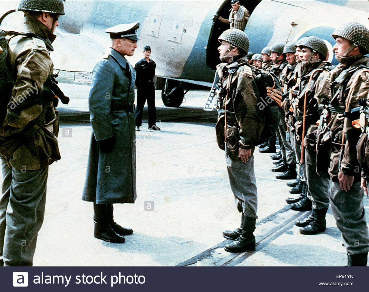 鷲は舞い降りた 1970年代後半の時代って 第二次世界大戦のドイツ軍を再評価 しようと言う動きが加速 の品のあるお洒落な戦争映画でした 燃えよ 映画論