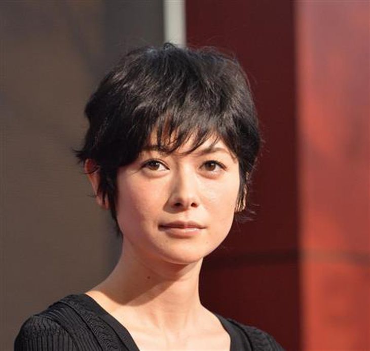 注目 真木よう子 人気漫画 チェンソーマン マキマになりきった姿を披露 ろいアンテナ 注目 真木よう子 人気漫画 チェンソーマン マキマになりきった姿を披露 ろいアンテナ