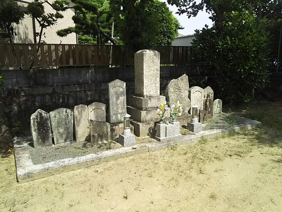 山井神社旧社地 石造物群