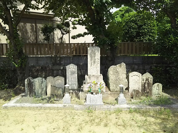 山井神社旧社地 石造物群