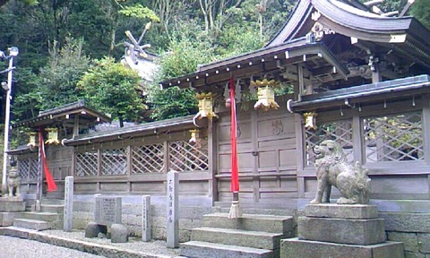 恩智神社 中門と本殿