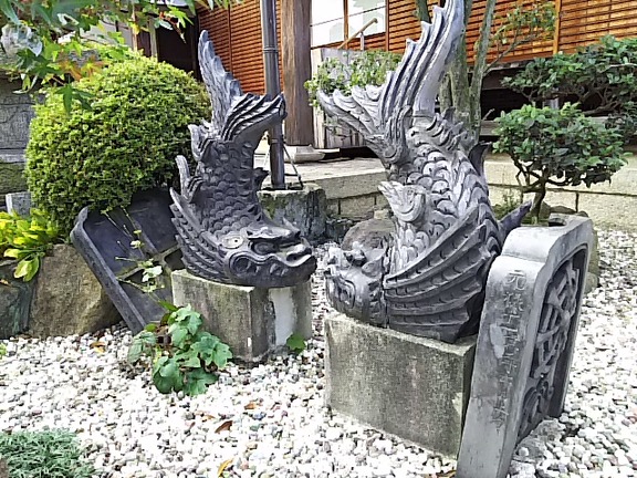 壺井寺 本堂前の鴟尾