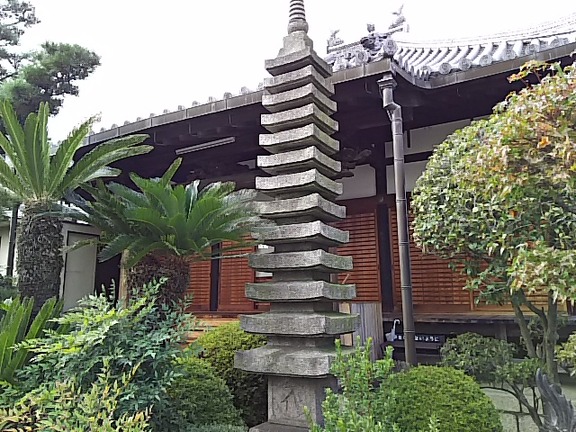 壺井寺 本堂と十三重石塔