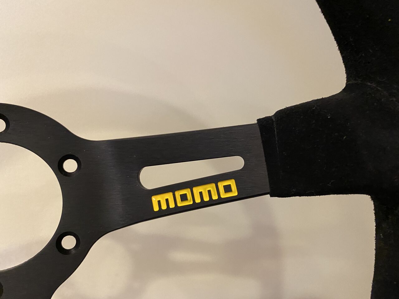MOMO(モモ) ステアリング ドリフト 33パイ BK/スエード D-20中古 Amazon | MOMO(モモ) ステアリング ドリフト 33パイ BK/スエード