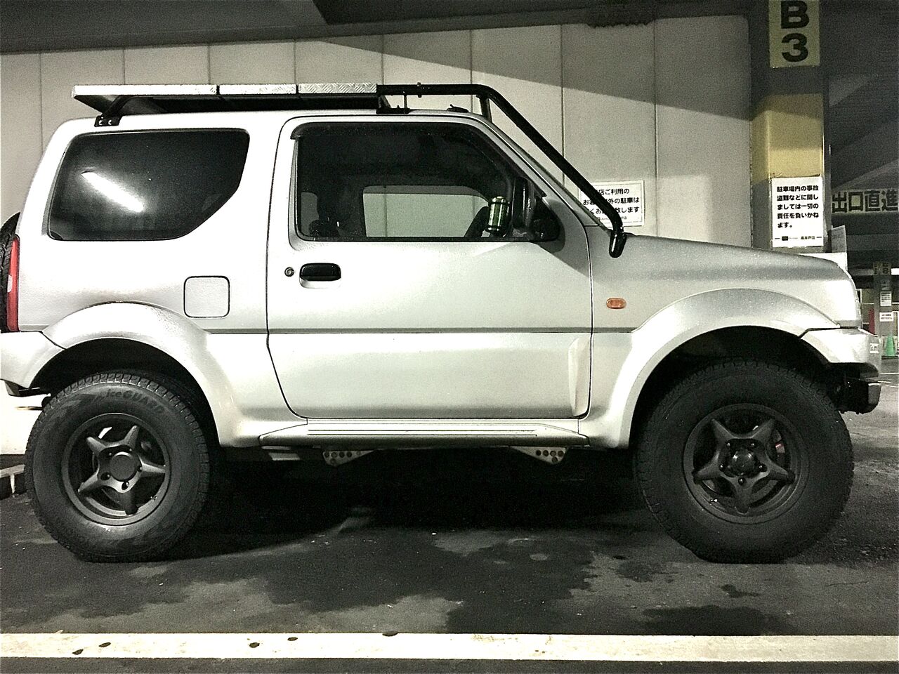 ジムニーシエラJB43にヨコハマ ice GUARD SUV G075の215-80-15 102Q