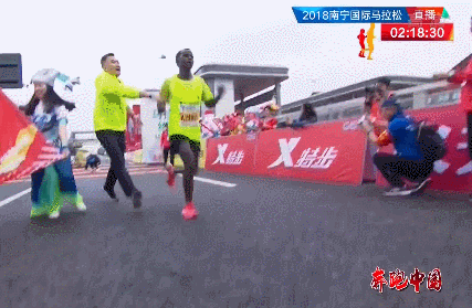 中国のマラソン大会が再炎上 優勝したエチオピア選手を引きずり倒す大暴挙ww マラソン速報 中国のマラソン大会が再炎上 優勝したエチオピア選手を引きずり倒す大暴挙ww マラソン速報
