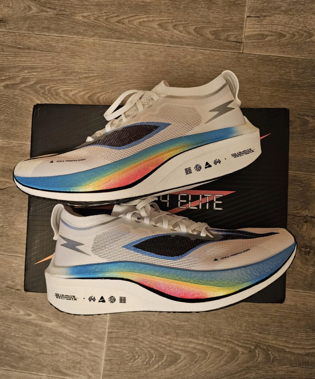 リーニン　FEIDIAN 5 ULTRA リーニン] LI-NING FEIDIAN 5 ULTRA 男女兼用 䨻糸 衝撃吸収 高反発