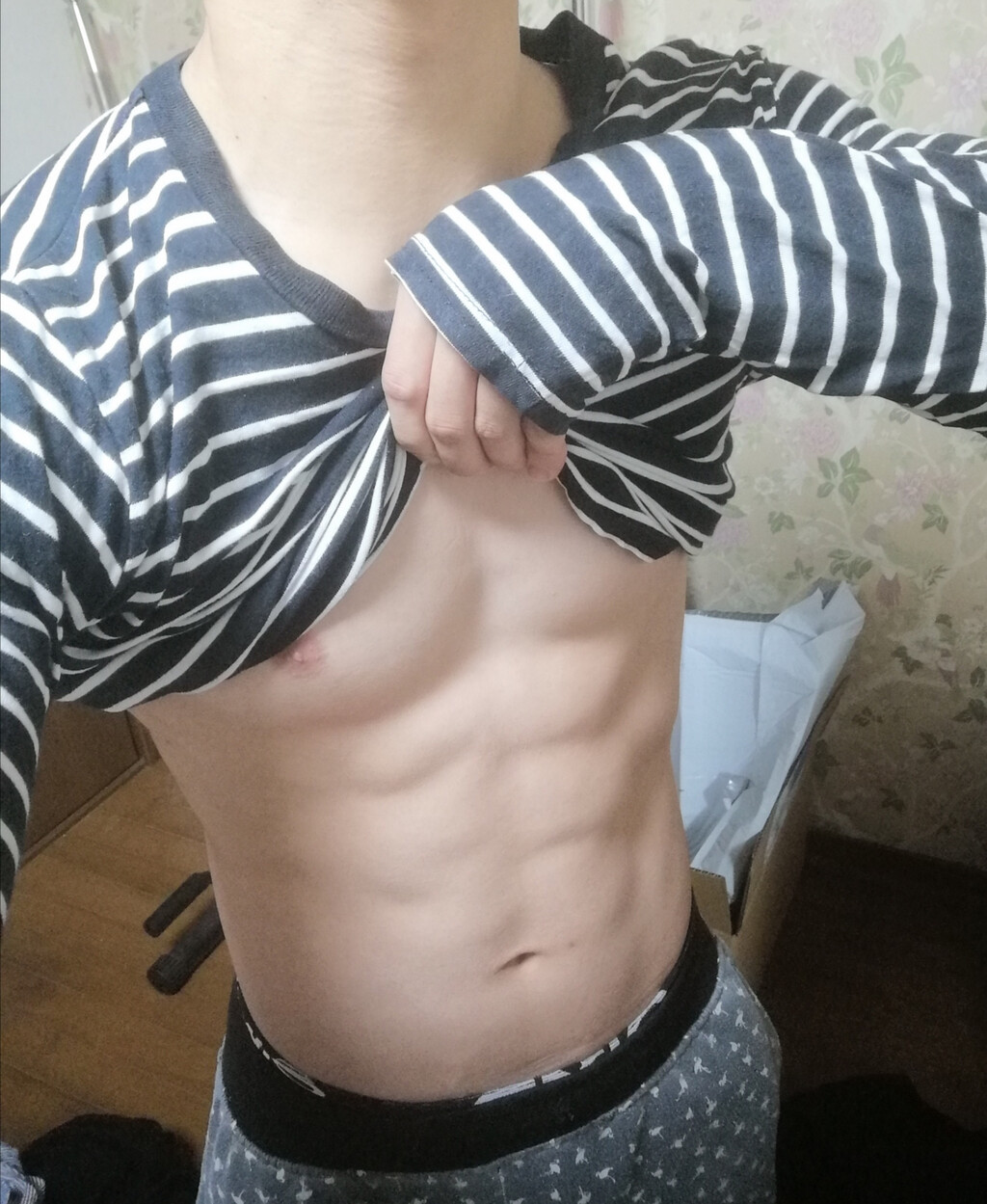 画像 ワイ筋トレ歴半年 腹筋が割れて見え始める マラソン速報