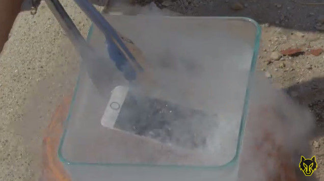 iPhone6S 脆弱性 ハンマー 液体窒素 YouTube 動画 ライフル ミキサー 破壊 スマートフォンに関連した画像-03