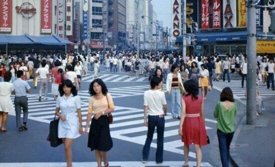 1978年　新宿　写真　新宿三丁目　ファッション　黒い服　景気　喪服　ヨウジヤマモト　ギャルソン　服装に関連した画像-01