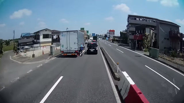 自転車 トラック マナー 交通トラブルに関連した画像-08