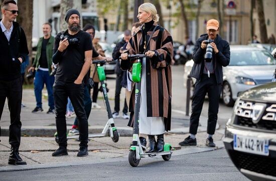 電動キックボード　パリ　フランス　日本　事故　免許不要　ヘルメット　住民投票　レンタルサービス　投票率　反対　9割　利権　に関連した画像-01